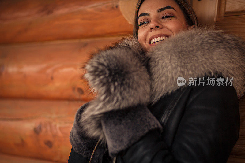 穿着人造毛皮大衣享受冬天的女人