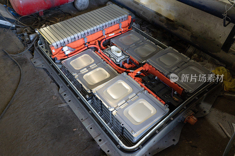从尼桑Leaf汽车上拆卸的电池，零排放。高压电动汽车电池。加油站。2019年5月。基辅,乌克兰