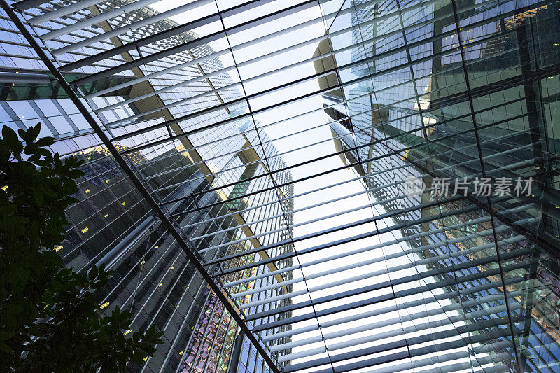 玻璃办公建筑具有反光、视野透过行人遮阳、拷贝空间