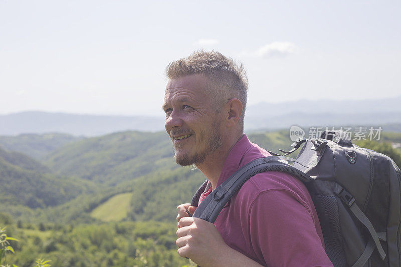 成年徒步旅行者喜欢在春天在美丽的大自然中徒步旅行。