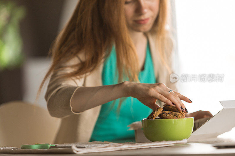 把自制的饼干放在爱心包里