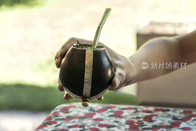 手握“Mate”，在阿根廷，巴西，巴拉圭和乌拉圭流行的输液，由巴拉圭茶。