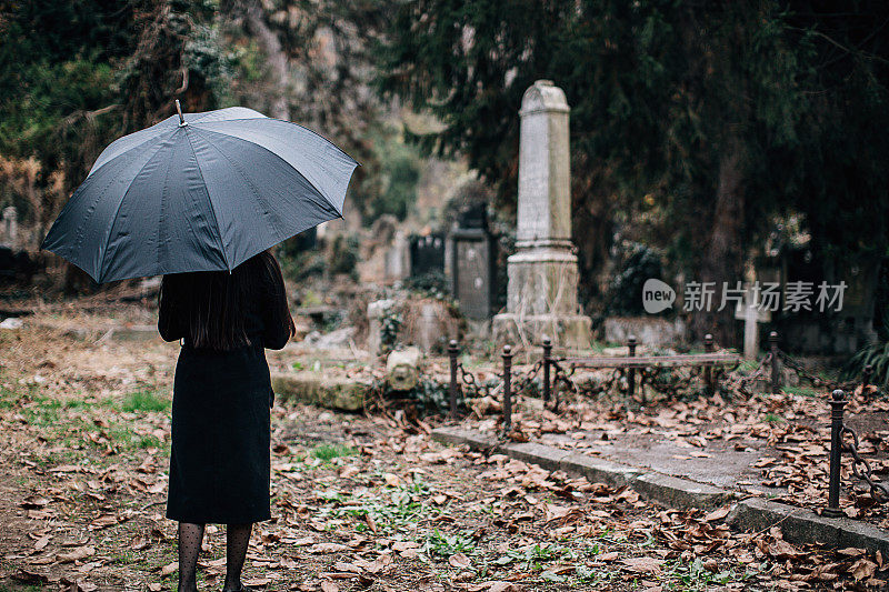 一个女人去墓地看望她的爱人