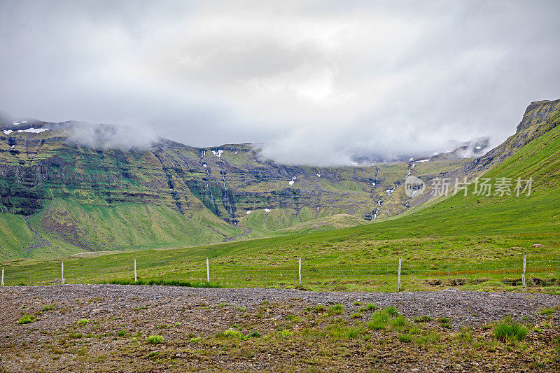 低悬的云在火山山地景观