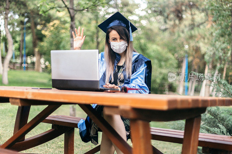 年轻女子在毕业典礼后视频聊天