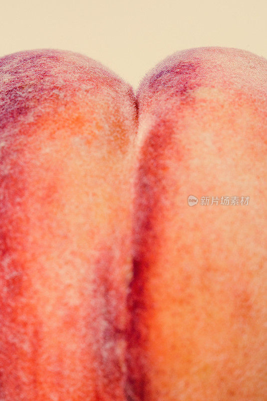 新鲜的桃子在桃子颜色的背景