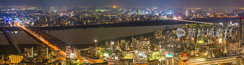 航空全景图拥挤的城市景观沿河照亮夜晚大阪日本