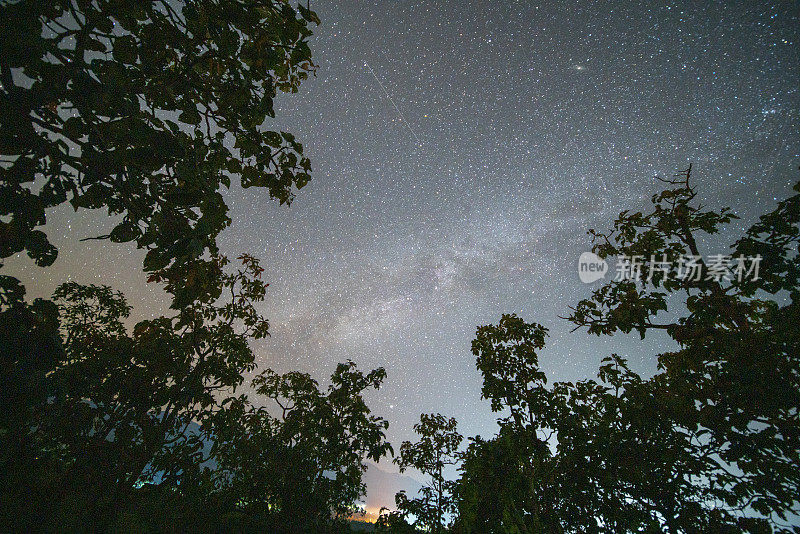 美丽的银河在排峡谷(孔兰)，mahongson，泰国北部