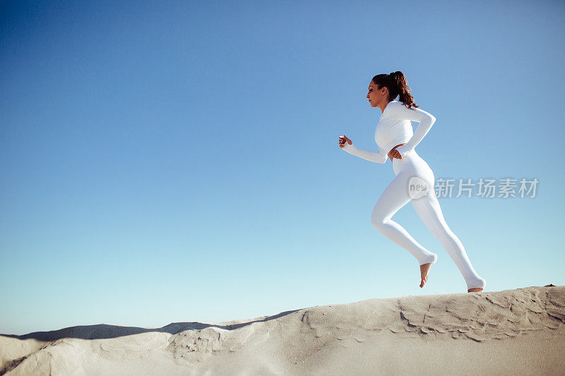 一名年轻白人女子慢跑的侧影