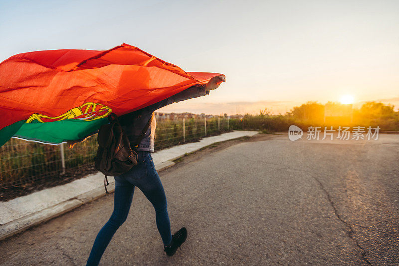 女人在户外挥舞葡萄牙国旗