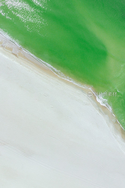 从上空俯瞰波罗的海海滩。空中无人机拍摄的