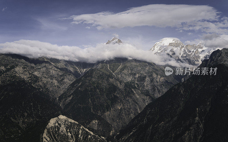 雪峰上的喜马拉雅山脉覆盖着云雾和山坡。劫,印度。