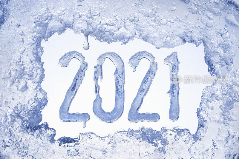在蓝冰和水滴的框架下的2021年新年