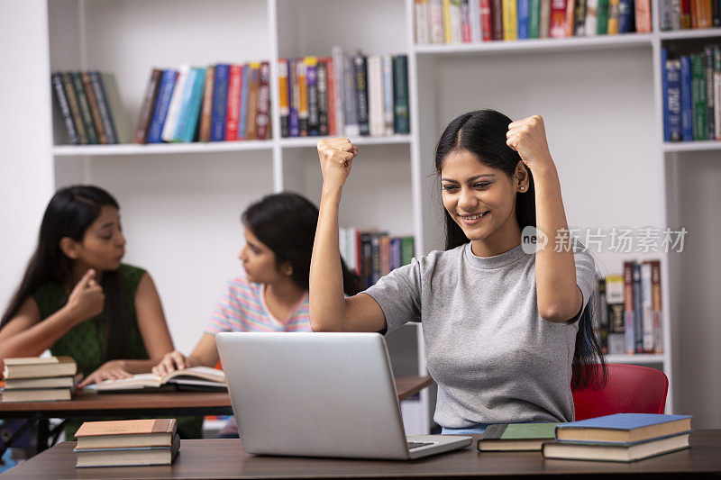 成人学生在图书馆库存照片