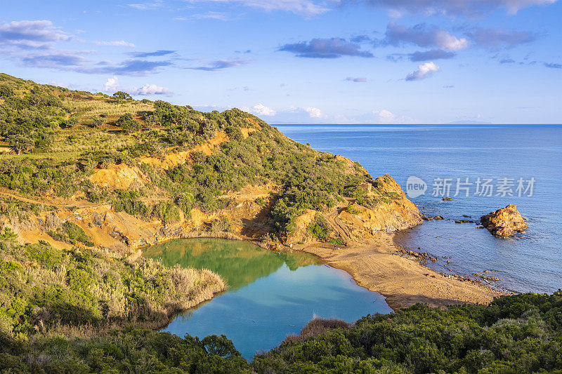 厄尔巴岛，Terranera海滩和湖(意大利托斯卡纳群岛)