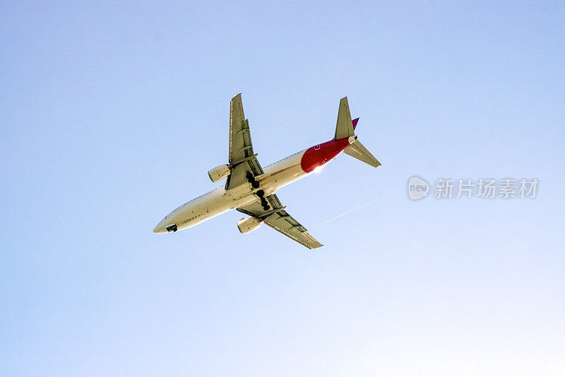 客机在空中飞行，背景有拷贝空间