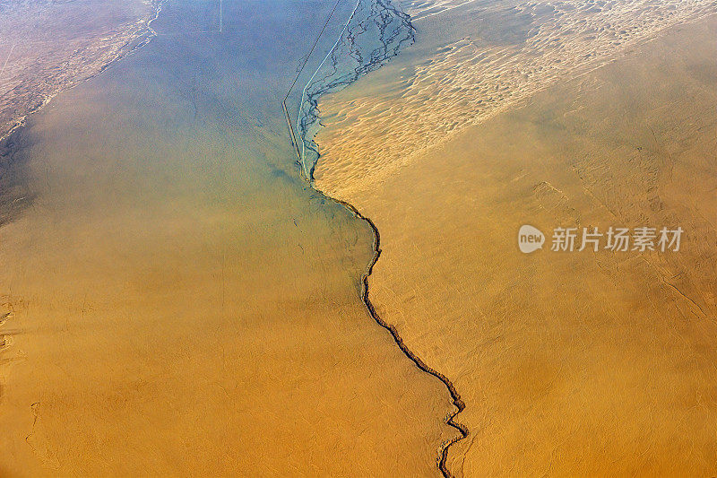 中国，亚洲，西藏和塔克拉玛干沙漠的鸟瞰图