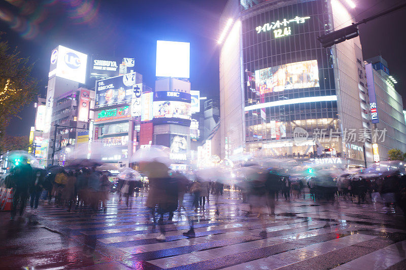 东京涩谷的城市景观，在一个雨夜