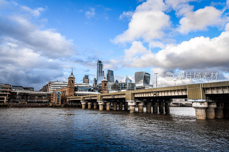 宏伟的大炮街铁路桥在伦敦，英国