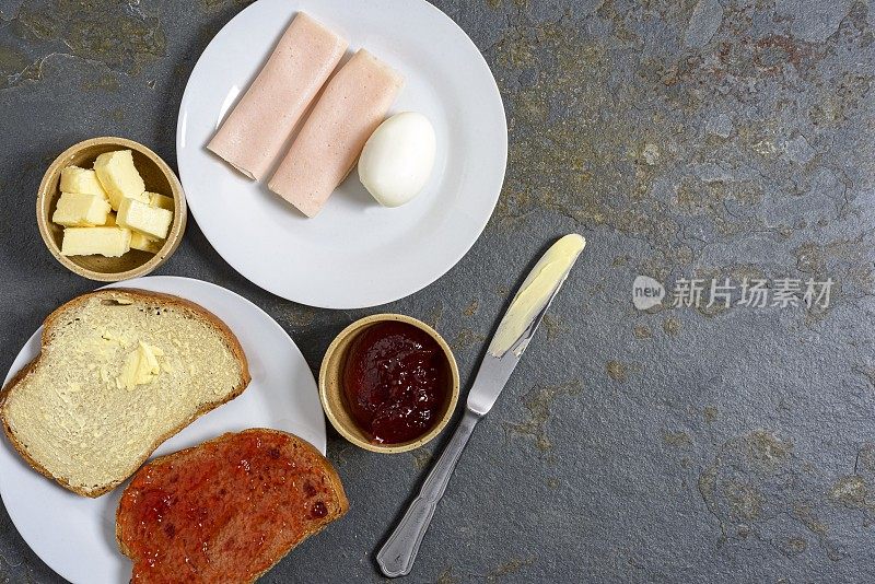 黑麦面包片，黄油，草莓酱，鸡蛋和火鸡火腿