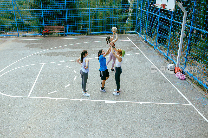 年轻女子在户外打篮球