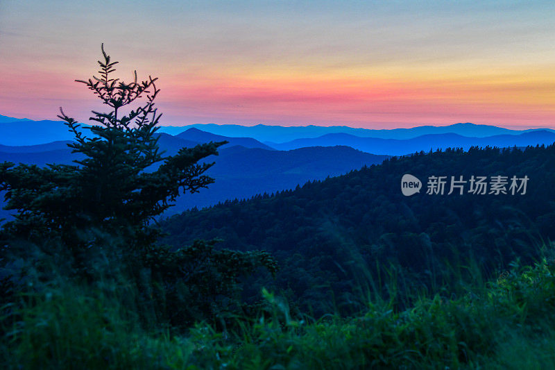 日落，7月初，从Cowee山俯瞰，蓝岭公园路