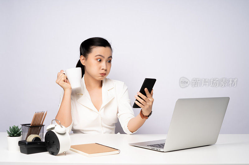 亚洲女性在工作和使用智能手机后休息一下。