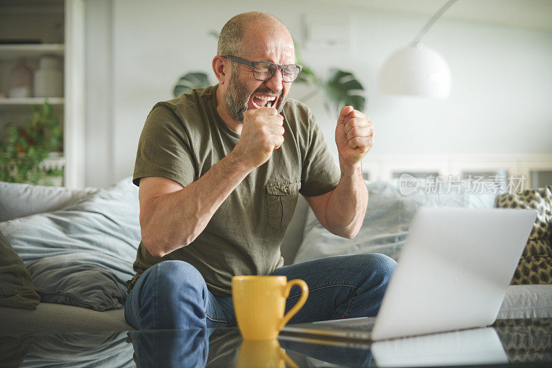 成年男性在家办公(笔记本电脑，消极情绪)