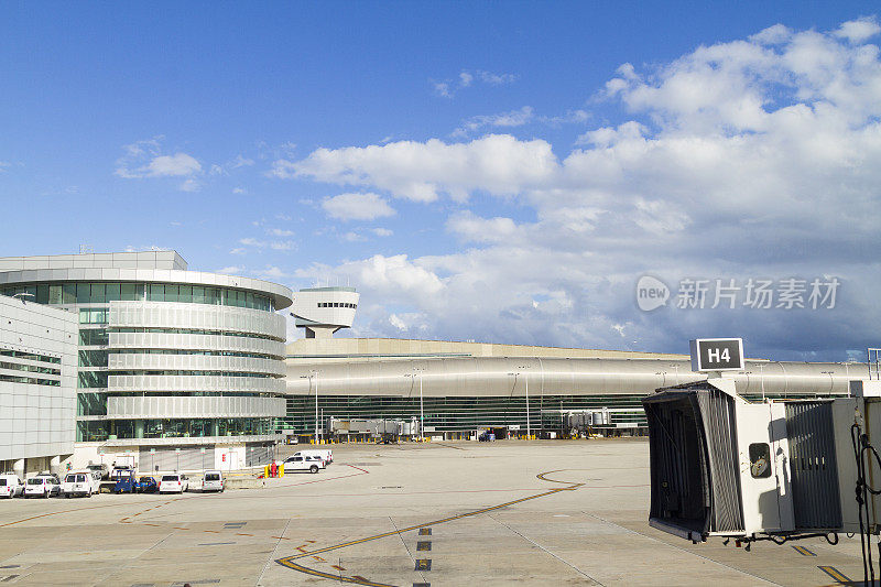 由于冠状病毒爆发的旅行限制，机场空空如也