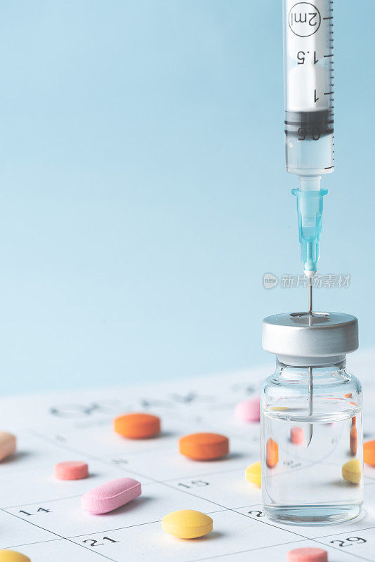 注射器和疫苗的日历库存照片