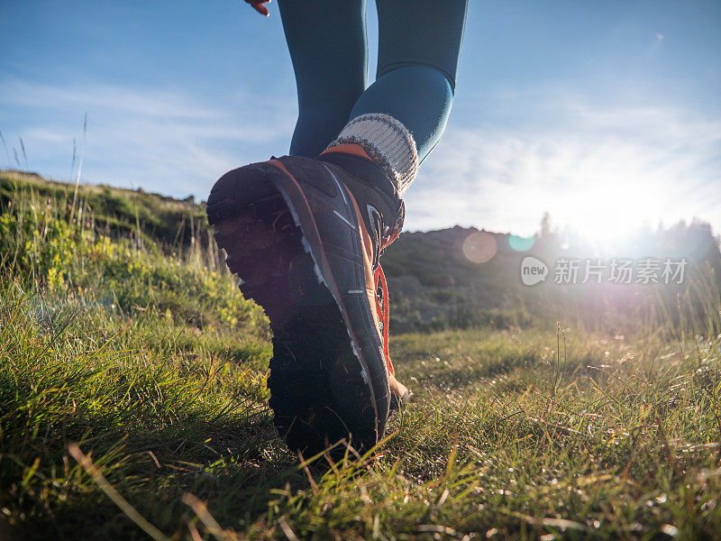 女子徒步上山，低视角