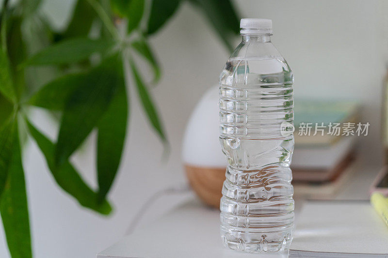 家庭办公桌上的塑料水瓶