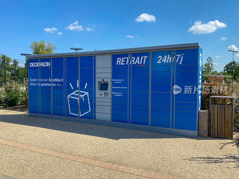 迪卡侬(Decathlon)在法国贝尔格斯的arcins商业中心的一个小货柜