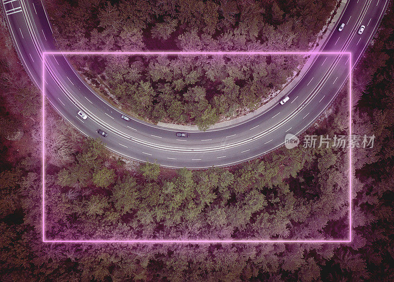 未来主义的紫色霓虹在山路上，从上面看具有未来主义的视觉效果