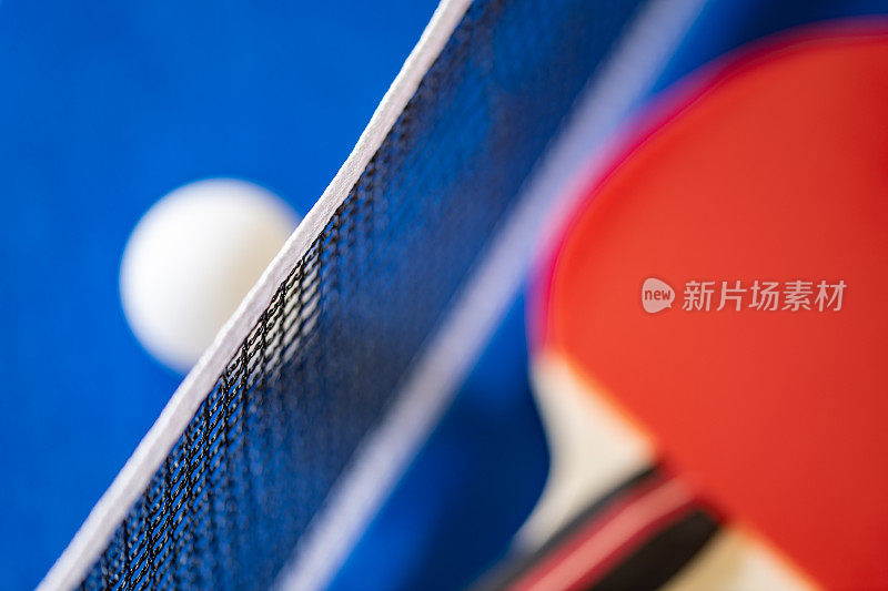 红色乒乓球拍，球和网