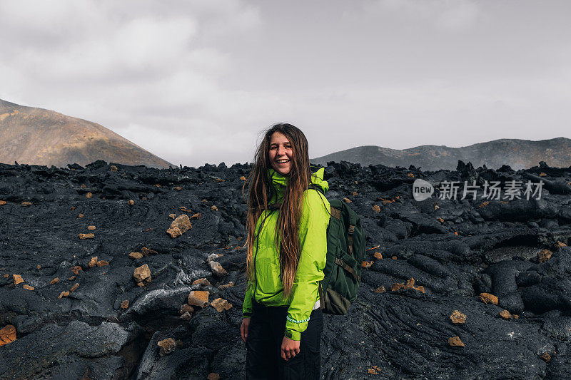 在冰岛fagradalsjall火山喷发徒步旅行的女性旅行者