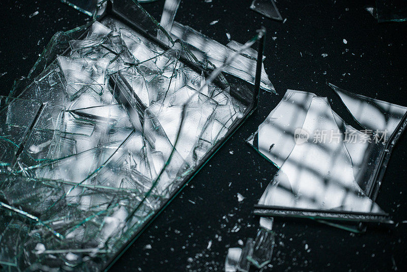 破碎的玻璃背景为您的图像孤立的黑色背景。许多大块的碎片碎裂了