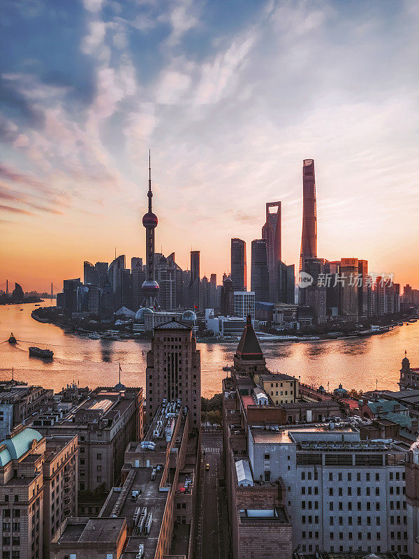 上海外滩世博会综合大楼和陆家嘴四大地标建筑在日出时的航拍
