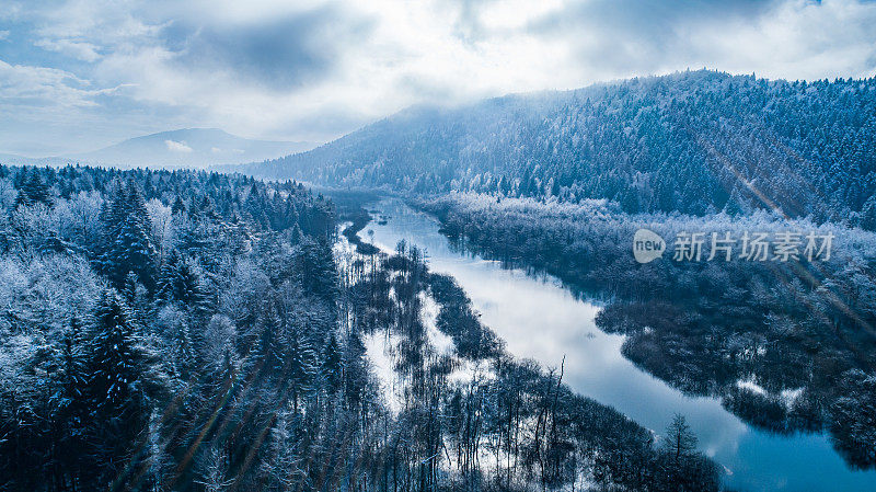 山间河流流经冬季景观