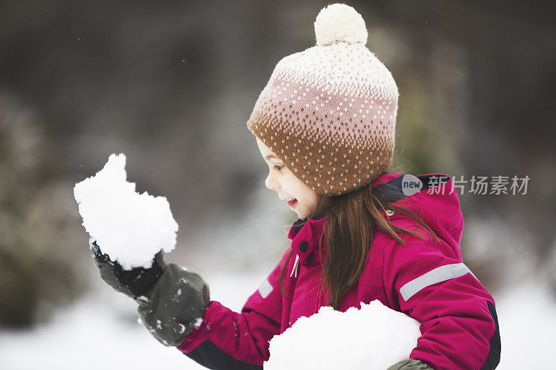 小女孩在户外玩雪