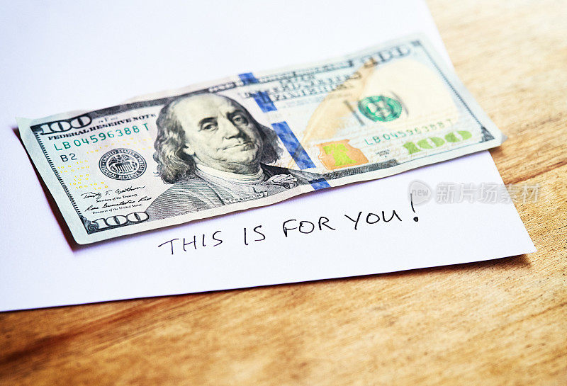 这是给你的，一张百元钞票下面写着慷慨的手写字条