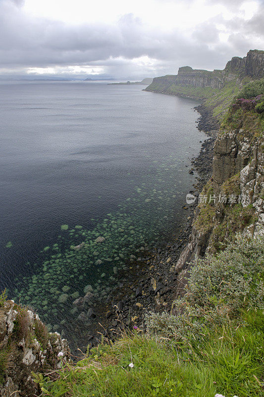 在苏格兰的斯凯岛，靠近基尔特岩的水晶清澈的水面上，从高高的岩石悬崖上拍摄的场景。