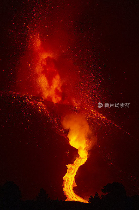 康伯里Vieja火山爆发。火山锥和火山炸弹正赶往黎明山。