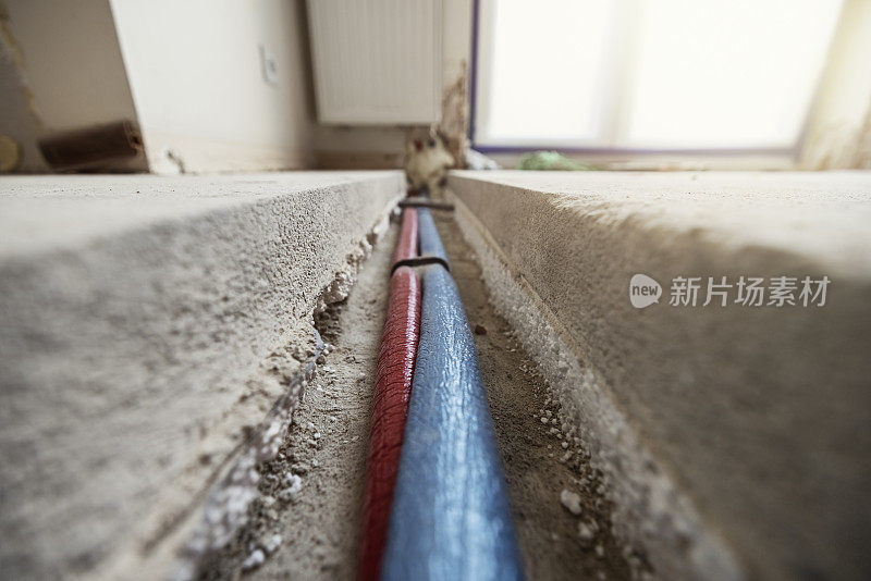 家庭装修-在混凝土地板的沟槽中安装新管道