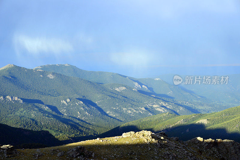 美国科罗拉多州落基山脉前山脉的阳光和雨水