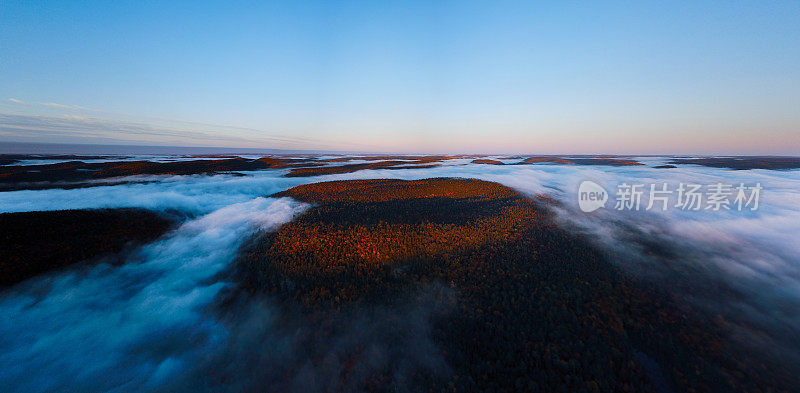 全景美丽的日出与雾在秋天翻滚在山上，Québec，加拿大