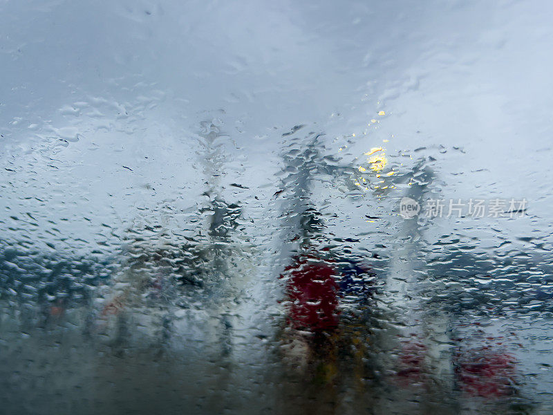 下雨天从码头看风景