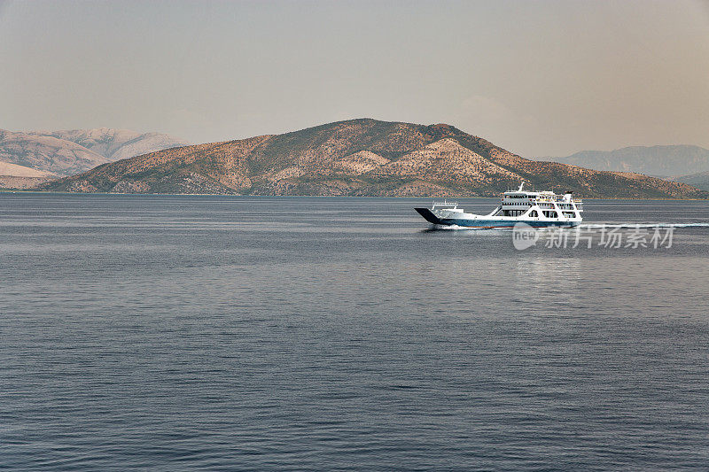 渡船驶离希腊海岸很远