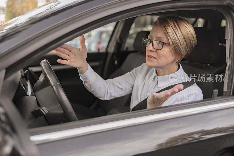 失意的成熟女人开着商务车