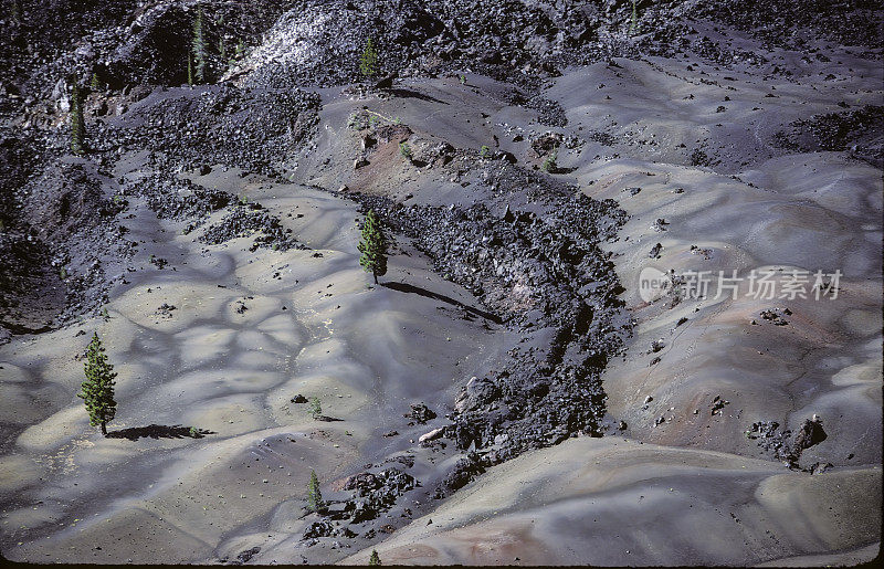 加州拉森火山国家公园，煤渣锥绘制的沙丘。也被称为奇妙的熔岩床。